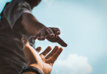 Ngoài Chúa Giêsu, vị thánh nào trong Kinh thánh đi trên mặt nước?