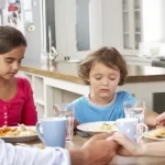 Lợi ích của việc ngồi vào bàn ăn như một gia đình