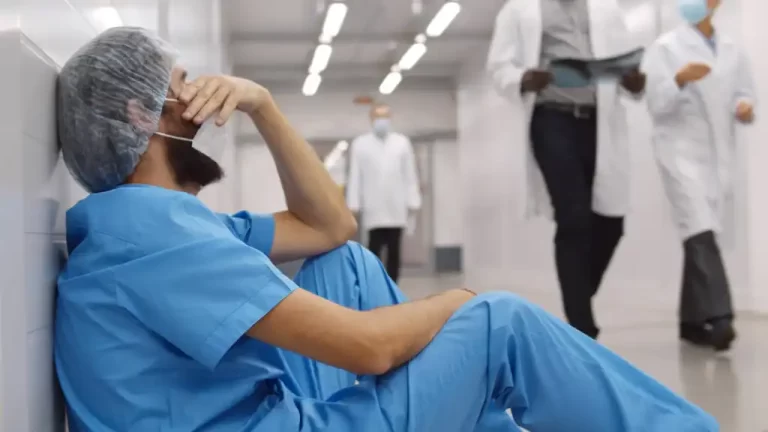 Khi nhân viên y tế nguy cơ cao mắc vấn đề sức khỏe tâm thần