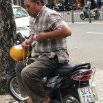 Và trong tay nắm một nạm hào quang