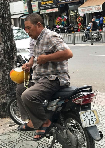 Và trong tay nắm một nạm hào quang
