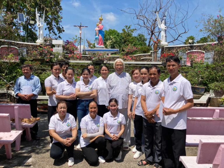 Tín hữu MTG Giáo xứ Thiết Nham hành hương Đức Mẹ