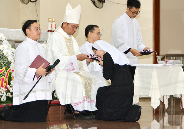 Sống niềm vui đời dâng hiến