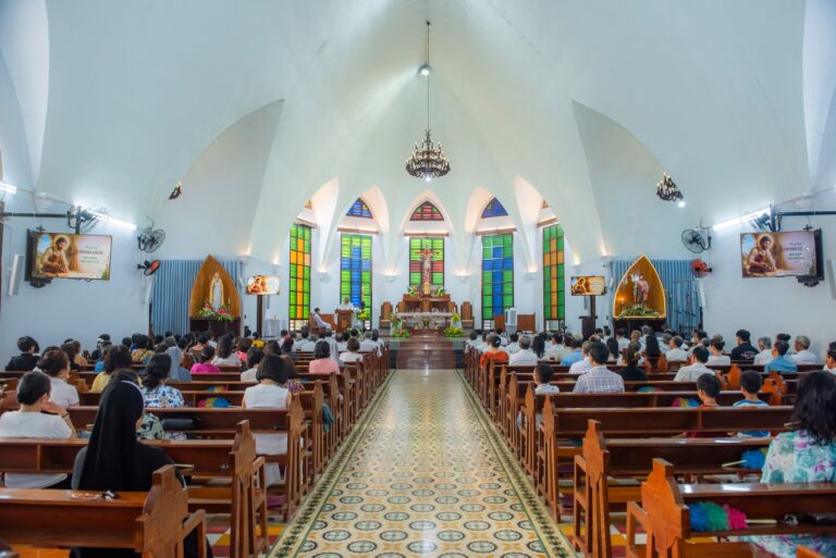 Tham dự Thánh lễ thường xuyên đem lại ích lợi nào cho tâm hồn và thể xác